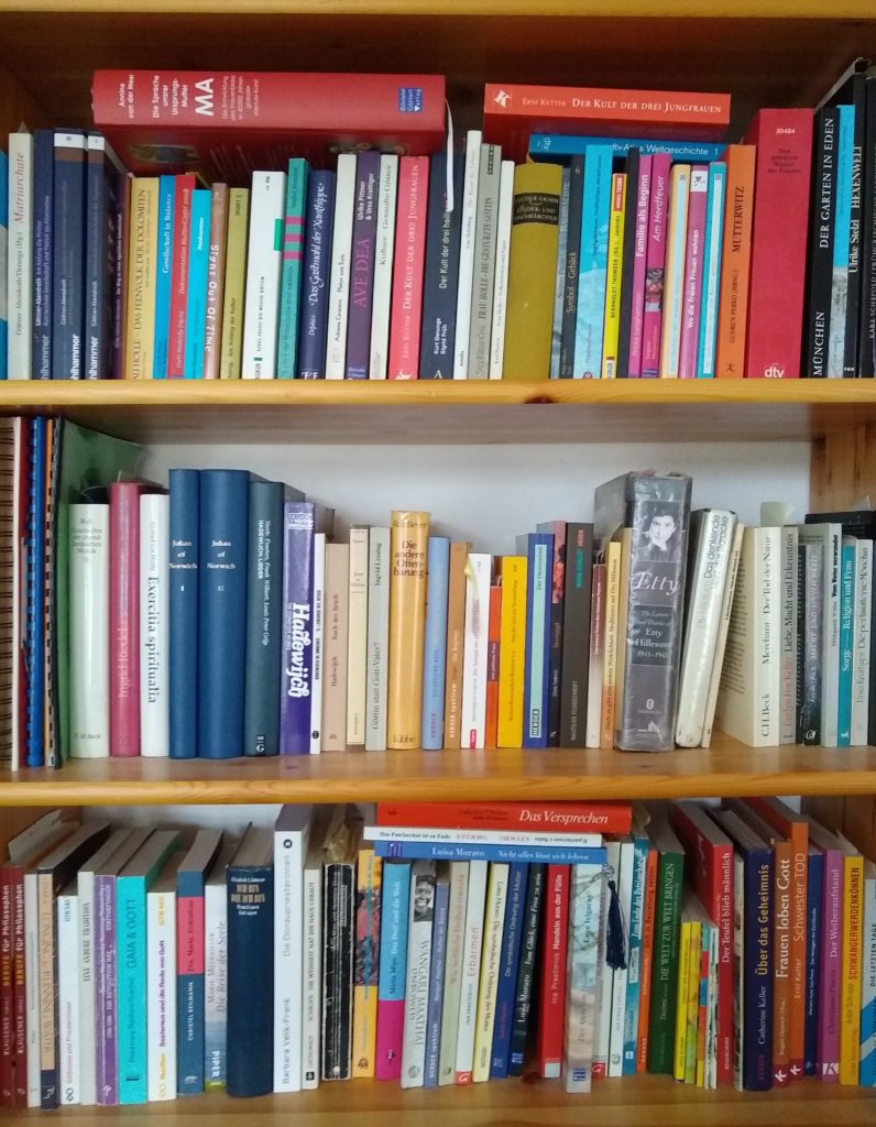Blick in ein Bücherregal mit Büchern von Frauen